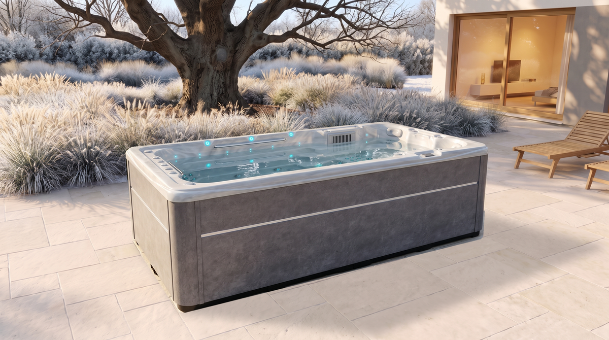 SwimFlow Odyssey befüllt auf einer Terrasse neben einem bereiften Garten.